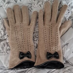 Elegant Tan Gloves with Black Bow Accents